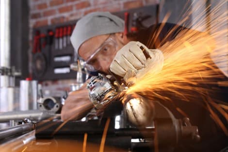Australia's Manufacturing Sector Remains Flat in August Amid Mixed Performance