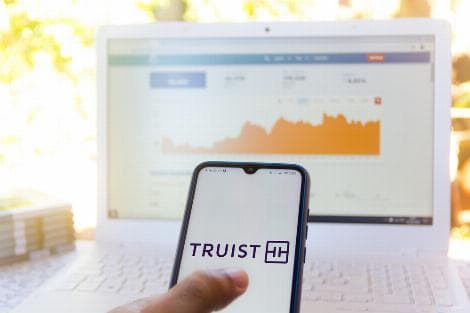 Truist Earnings Path Uncertain Amid Leadership Changes, Rate Hike Prospects, UBS Says in Downgrade
